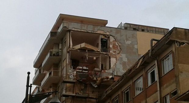 Ladispoli, palazzo sventrato dal tornado. L'inquilina: "Ero in casa, poi una bomba"