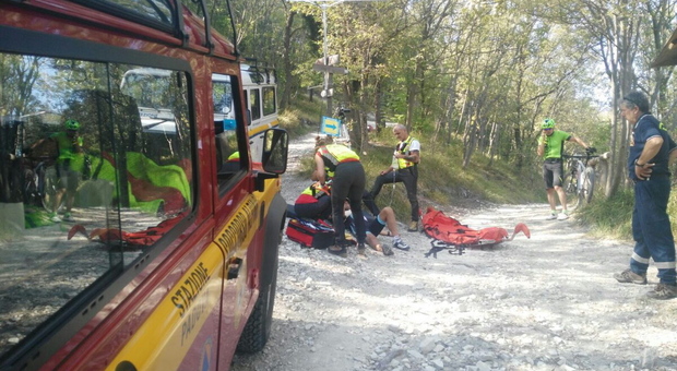 Cade in mountain bike e vola nella scarpata per 40 metri: fratture