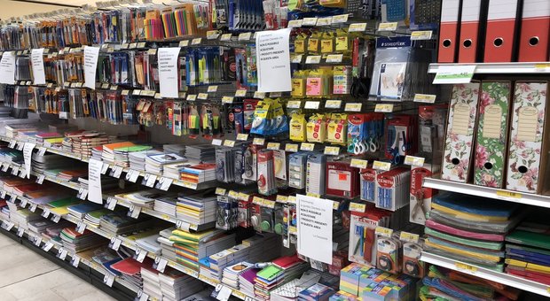 Coronavirus a Milano, nei supermecati vietata la vendita di quaderni e biancheria: «Non sono beni di prima necessità». Scoppia la polemica
