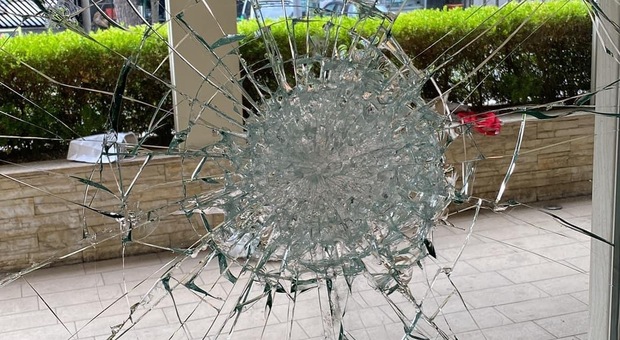 Casalnuovo, distrutto nella notte il vetro blindato dell'Antica trattoria Barone