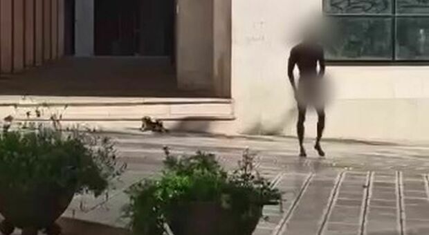 L'uomo nudo fermato dalla polizia locale in piazza Vittoria
