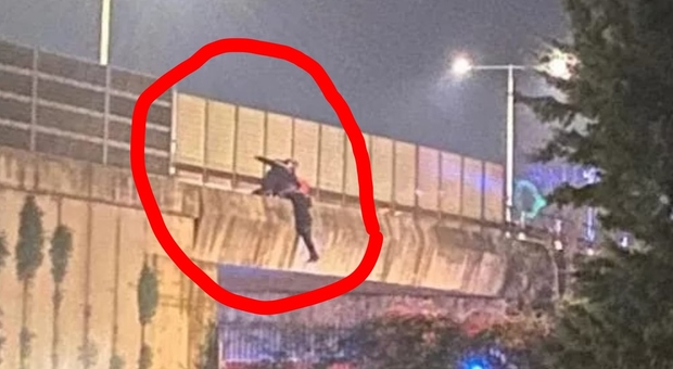 Ragazza tenta di gettarsi dal ponte della Tangenziale di Bari, carabiniere la salva abbracciandola attraverso il guard rail per oltre 15 minuti