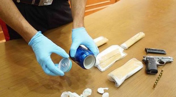 Lattina di bevanda modificata per nascondere cocaina, un arresto al Pallonetto | Video