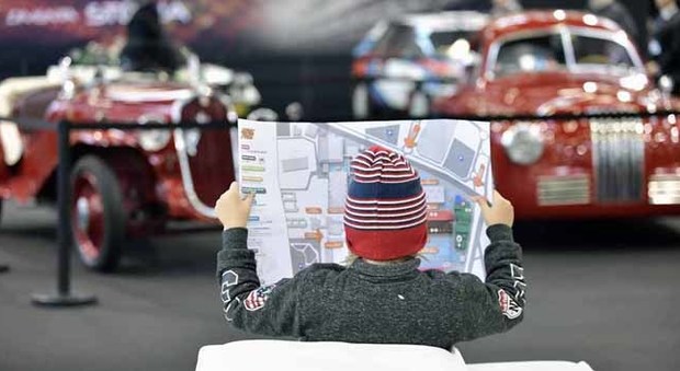 Un bambino consulta la piantina del padiglione Passione Classica del Motorshow 2016