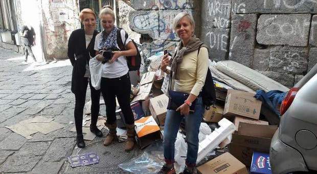 Napoli, ritorno al passato: i turisti scattano selfie tra i rifiuti nel centro storico