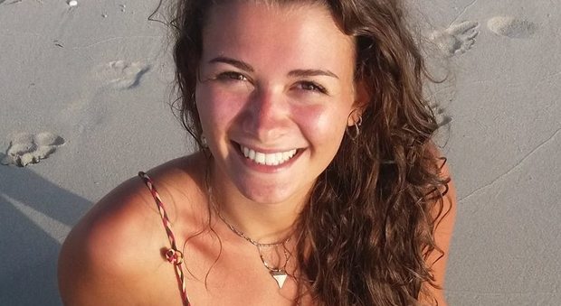 Auto esce di strada all'alba: muore Federica, 20 anni, grave il fidanzato