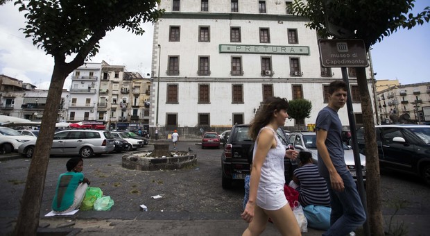 Napoli, rissa in strada a Porta Capuana: donna ferita da cocci di bottiglia