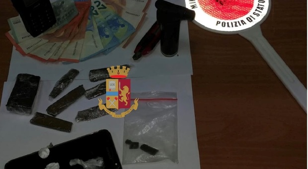 Gli ordini delle dosi su Whatsapp: arrestato spacciatore 18enne a Napoli