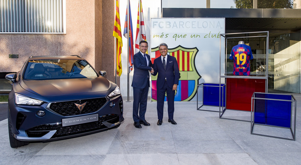 A destra Luca de Meo, Presidente di Seat e del Consiglio di amministrazione di Cupra, e Josep Maria Bartomeu, Presidente dell'FC Barcelona