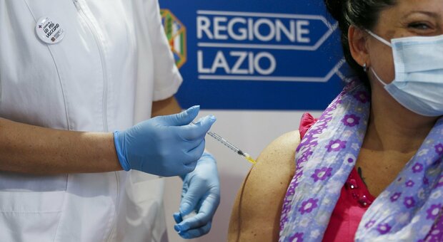 Vaccini Lazio, quando toccherà agli over 30? Tempi e prenotazioni