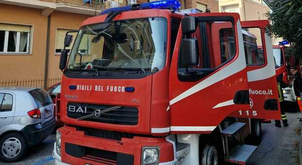 Ancona, rientra nella casa in fiamme e invasa dal fumo per salvare due gatti: 48enne intossicato