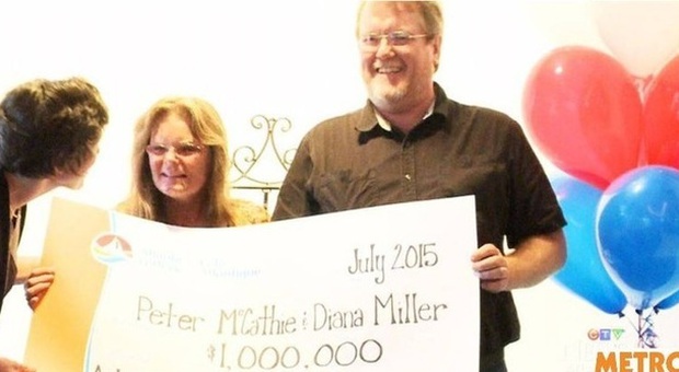Colpito da un fulmine, sopravvive per miracolo: ora ha vinto un milione di euro alla lotteria
