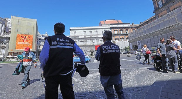 Napoli, taxi e autonoleggio abusivi: la stretta della polizia municipale