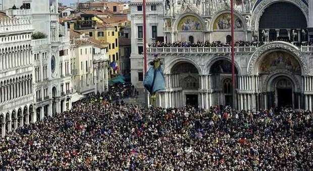 Terrorismo, Zaia annuncia: «Metal detector al Carnevale di Venezia»