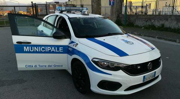 Uomo di 2 metri terrorizza le donne in strada e ne aggredisce 4: arrestato a Torre del Greco