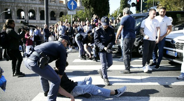 Roma, attivisti bloccano il traffico davanti al Colosseo. Un automobilista: «Ti manderei a zappare la vigna»