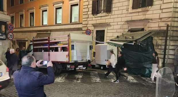 Roma, camion dei netturbini sbaglia la manovra e distrugge lo storico chiosco dei fiori: l'incidente in pieno centro