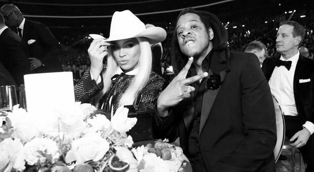 Jay-Z, critica gli awards sul palco dei Grammy per la macata assegnazione del premio "Album dell'anno" alla moglie Beyoncè