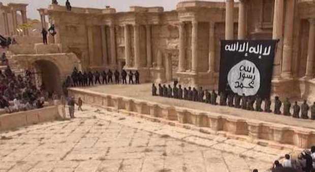 Isis, orrore a Palmira: in un video l'esecuzione di 25 persone, uccise da bambini