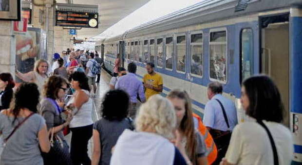 Treno dei pendolari in fiamme, interrotta ​la linea Venezia-Padova: pesanti disagi