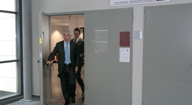 Vincenzo Consoli e il suo avvocato mentre escono dal tribunale
