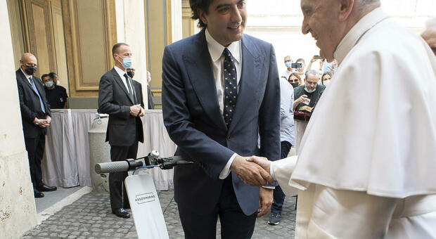 Papa Francesco sale in... monopattino: il regalo speciale arrivato in Vaticano FOTO