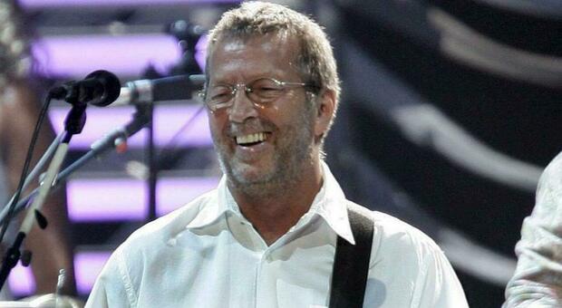 Eric Clapton: «Non suonerò nei club dove sarà obbligatoria la vaccinazione. Disastrosa la mia epserinza con Astra Zeneca»