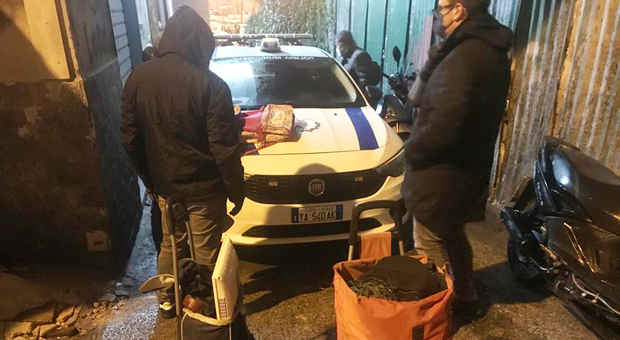 Saccheggio di rifiuti a Salerno: blitz della municipale, fermati cinque romeni
