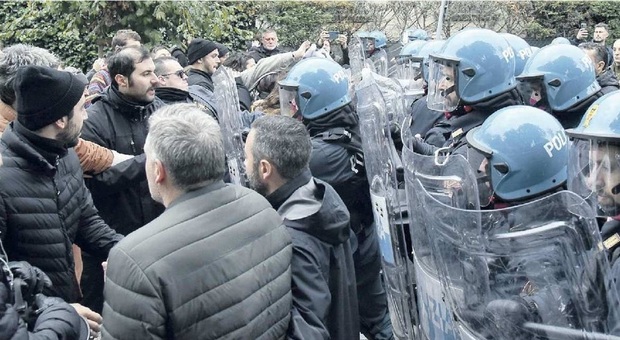 Il contatto tra i manifestanti per le case popolari e la polizia