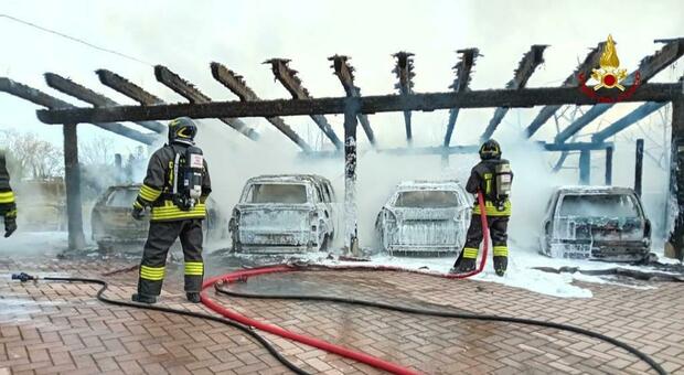 Incendio a Filottrano, quattro auto a fuoco