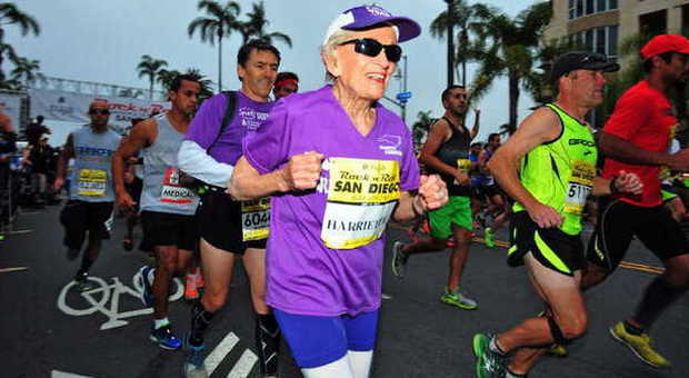 Harriette, a 92 anni è la più anziana maratoneta: dopo il cancro batte il record per beneficenza