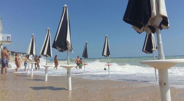 Porto Recanati, per una mareggiata le onde in mezzo agli ombrelloni