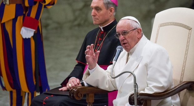 Il Papa celebra la messa di Natale: "No indifferenza, serve giustizia"
