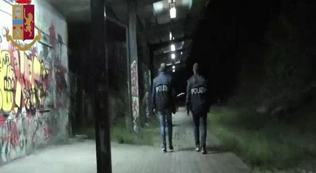 Droga nascosta in galleria ferroviaria: 52enne arrestato dalla polizia