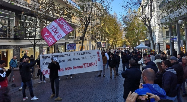 Napoli, studenti in piazza al Vomero contro i gazebo della Lega