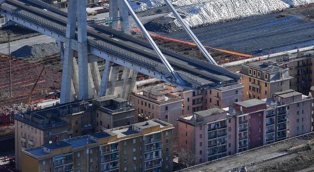 Ponte Morandi, sospeso l'abbattimento della pila 8 previsto: trovato amianto