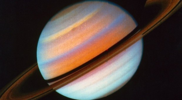 Saturno mai così luminoso: domani i suoi anelli saranno visibili con un binocolo