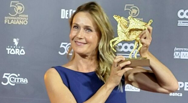 L’attrice anconetana Lucia Mascino premiata per l’interpretazione di “Ghiaccio”: «Dedico il Flaiano a mio padre»