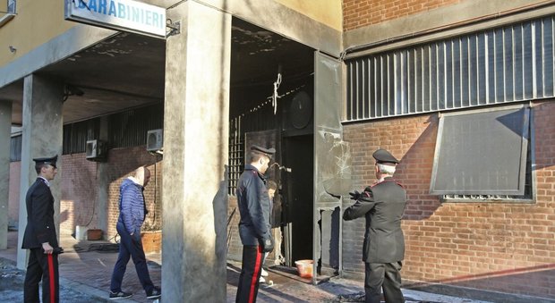 Bologna, attentato alla stazione dei carabinieri: scoppia ordigno