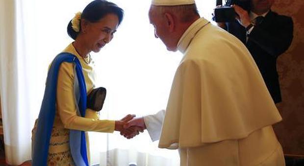 Papa Francesco va in Myanmar a difendere i Rohingya perseguitati perchè musulmani