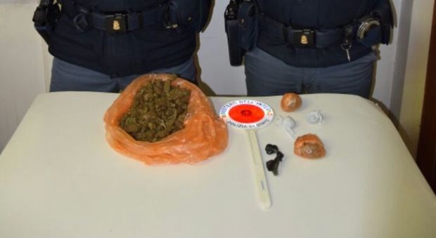 Fabriano, scende dal treno carico di marijuana: corriere arrestato