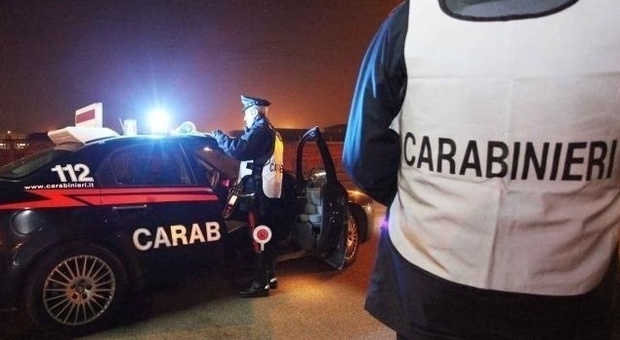 Pluripregiudicato guida senza patente: vede i carabinieri e scappa a fari spenti