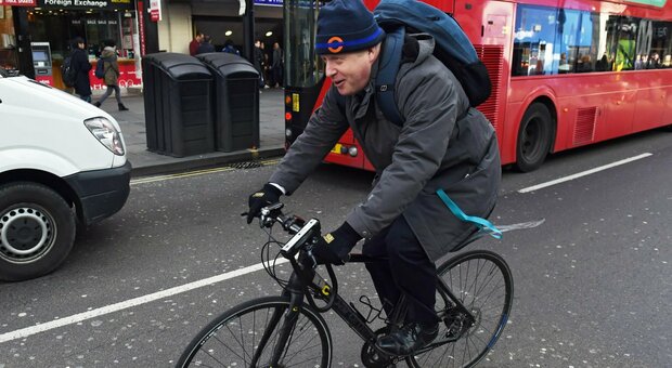 Covid, Boris Johnson «viola» le restrizioni e si allontana in bicicletta: bufera sul premier britannico