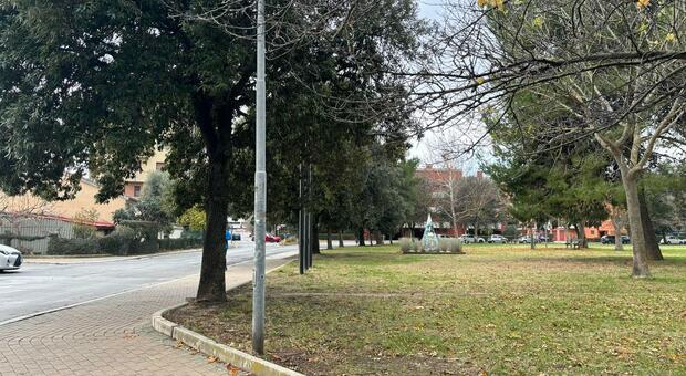 Rapina choc al parco a Senigallia: «Ha puntato il coltello, è stato terribile. È libero, ho paura di incontrarlo»