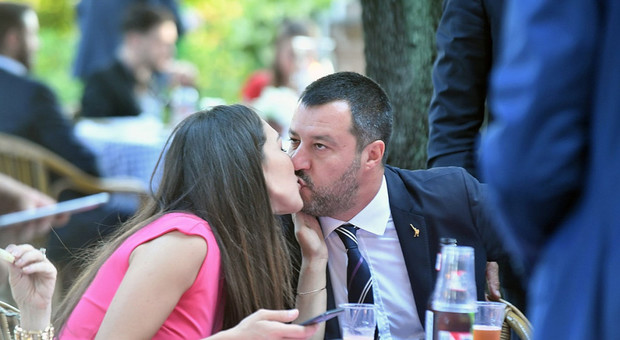 Salvini e la fidanzata Francesca Verdini, bacio "distratto" al party per il 4 luglio