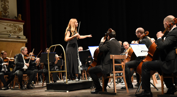 La direttrice d'orchestra Beatrice Venezi dirige la Form in un concerto tenutosi a Fano a gennaio