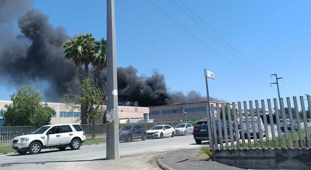L'incendio in un capannone nella zona industriale di borgo San Donato, dove è andato a fuoco lo scafo in vetroresina di una barca in costruzione nel cantiere navale