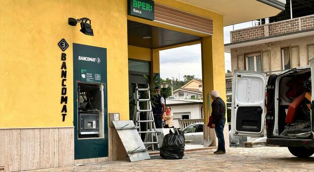 Assalto al bancomat di Manoppello: un boato, poi la fuga. Ingenti i danni Assalto al bancomat di Manoppello: un boato, poi la fuga. Ingenti i danni
