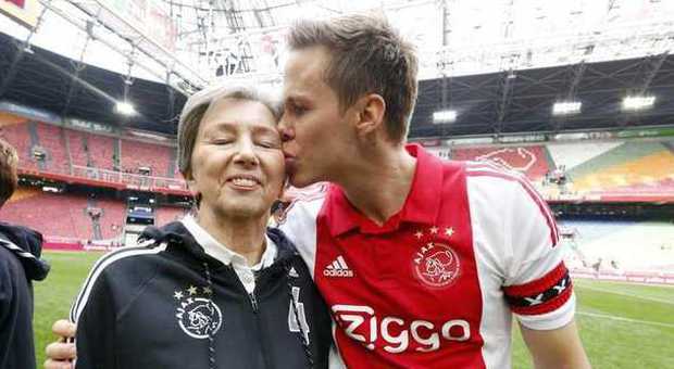 I giocatori dell'Ajax scendono in campo mano nella mano con le madri