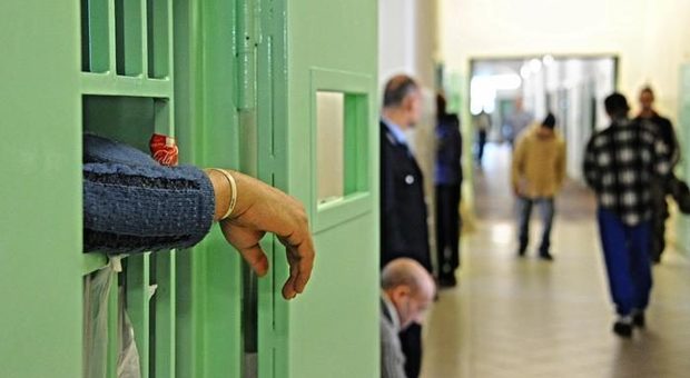 Cellulari e favori ai detenuti di Aversa: arrestato agente di polizia penitenziaria